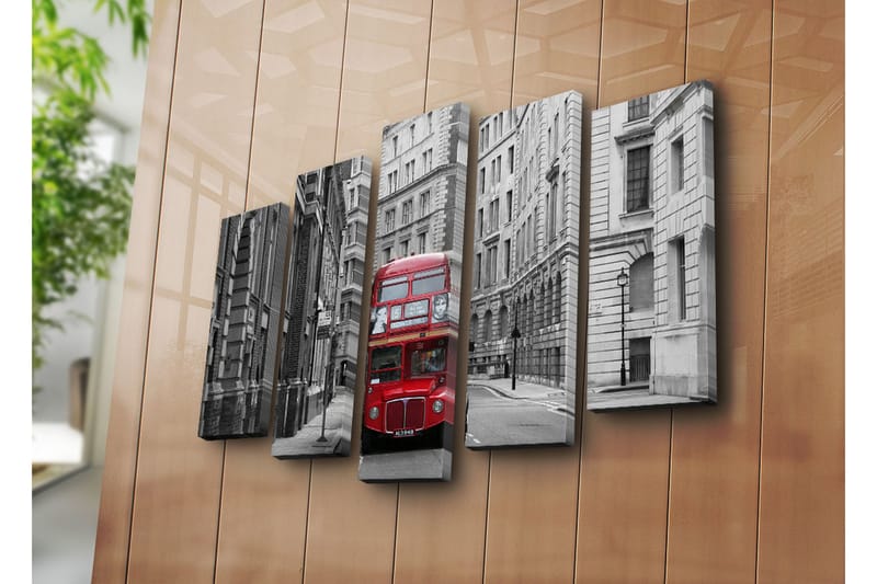 Stor Canvastavla i 5 delar 105x70 cm - Röd dubbeldäckarbuss på en grå stadsgata - Röd / Grå - Inredning & dekor - Tavlor & konst - Canvastavla