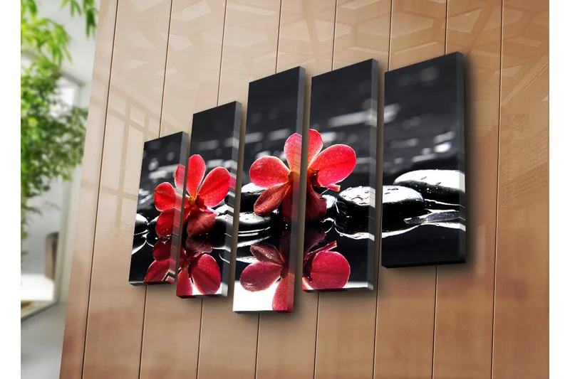 Stor Canvastavla i 5 delar 105x70 cm - Röda blommor på svarta stenar i vatten - Röd / Svart - Inredning & dekor - Tavlor & konst - Canvastavla