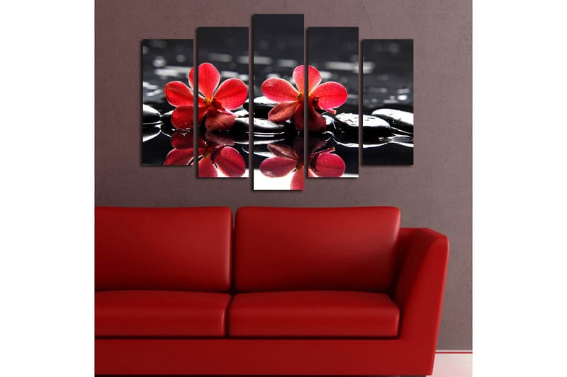 Stor Canvastavla i 5 delar 105x70 cm - Röda blommor på svarta stenar i vatten - Röd / Svart - Inredning & dekor - Tavlor & konst - Canvastavla