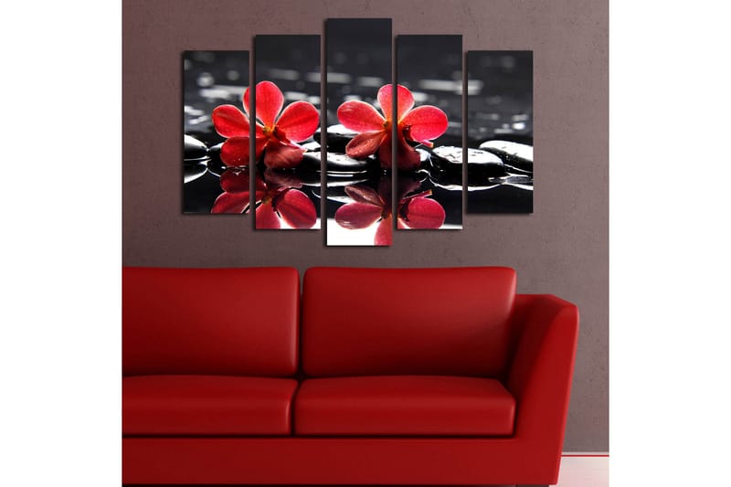 Stor Canvastavla i 5 delar 105x70 cm - Röda blommor på svarta stenar i vatten - Röd / Svart - Inredning & dekor - Tavlor & konst - Canvastavla