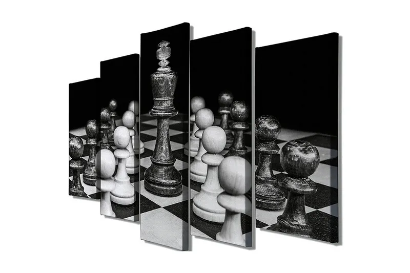 Stor Canvastavla i 5 delar 105x70 cm - Schackbräde med vita och svarta pjäser i fokus, Svart / Vit / Grå