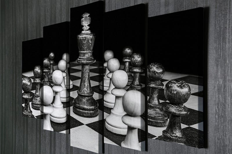Stor Canvastavla i 5 delar 105x70 cm - Schackbräde med vita och svarta pjäser i fokus - Svart / Vit / Grå - Inredning & dekor - Tavlor & konst - Canvastavla