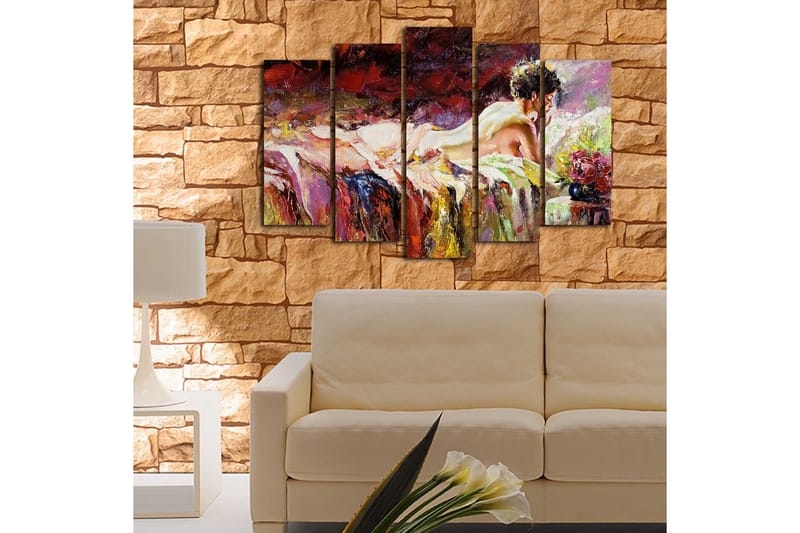 Stor Canvastavla i 5 delar 105x70 cm - Sensuell kvinna som vilar på en säng med blommor i närheten - Röd / Lila / Beige - Inredning & dekor - Tavlor & konst - Canvastavla