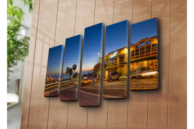 Stor Canvastavla i 5 delar 105x70 cm - Stämningsfull kvällsutsikt över en kuststad med palmer och bilar - Mörkblå / Guld / Svart - Inredning & dekor - Tavlor & konst - Canvastavla