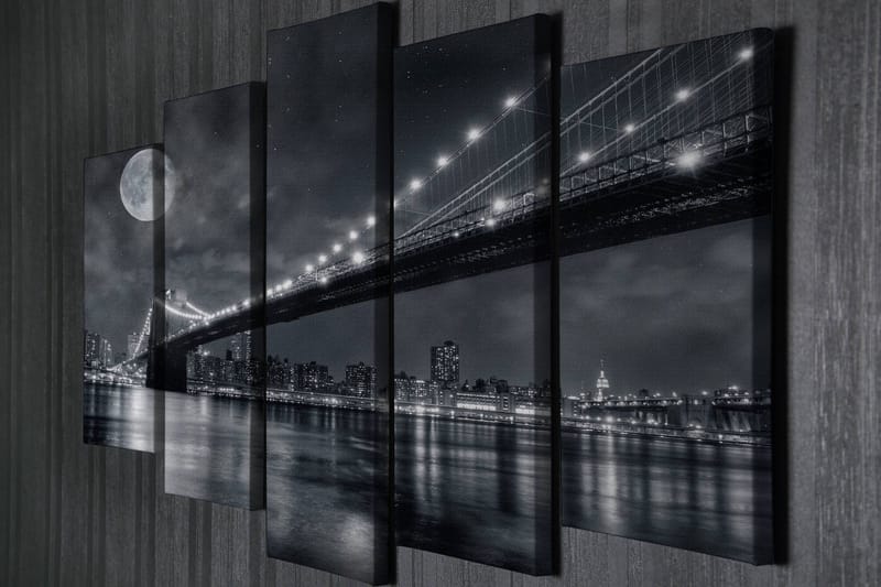 Stor Canvastavla i 5 delar 105x70 cm - Svartvit stadsbild med en bro och måne i natten - Svart / Grå / Vit - Inredning & dekor - Tavlor & konst - Canvastavla