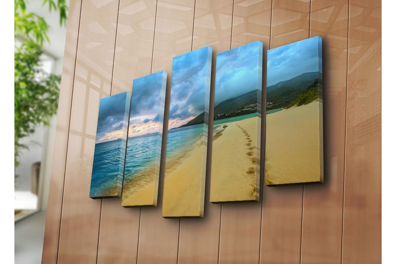 Stor Canvastavla i 5 delar 105x70 cm - Vacker strand med fotspår i sanden och lugnt hav - Blå / Sandfärgad / Grå - Inredning & dekor - Tavlor & konst - Canvastavla