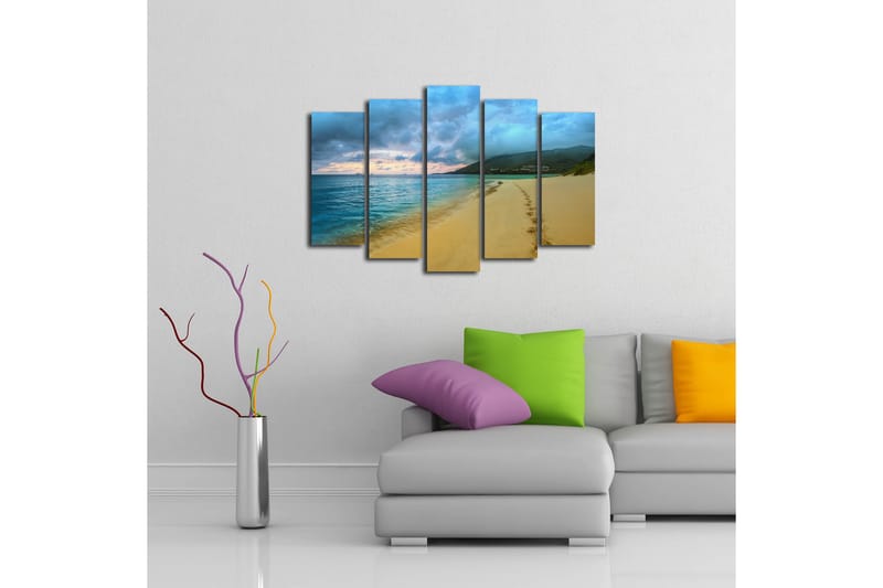 Stor Canvastavla i 5 delar 105x70 cm - Vacker strand med fotspår i sanden och lugnt hav - Blå / Sandfärgad / Grå - Inredning & dekor - Tavlor & konst - Canvastavla