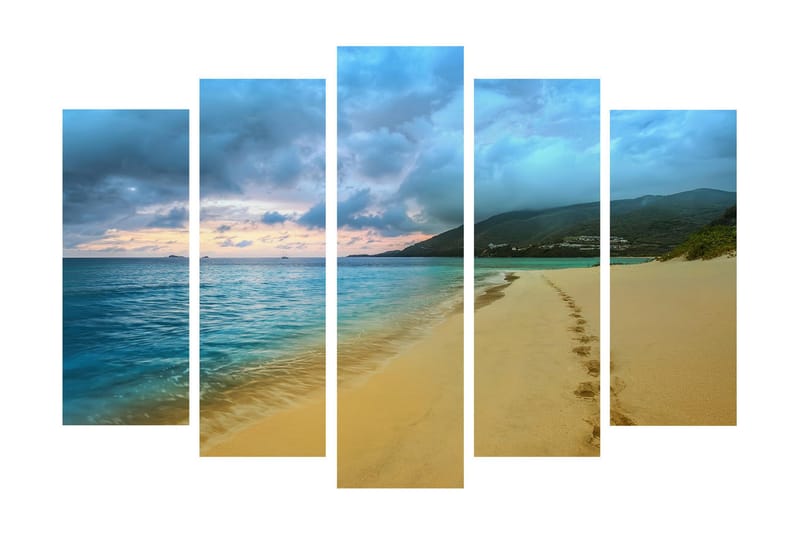 Stor Canvastavla i 5 delar 105x70 cm - Vacker strand med fotspår i sanden och lugnt hav - Blå / Sandfärgad / Grå - Inredning & dekor - Tavlor & konst - Canvastavla