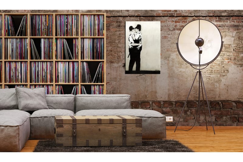 Tavla Kissing Coppers By Banksy 40X60 Vit|Svart - Artgeist sp. z o. o. - Canvastavla Tavla Kissing Coppers By Banksy 40X60 Vit|Svart - Artgeist sp. z o. o. - Canvastavla