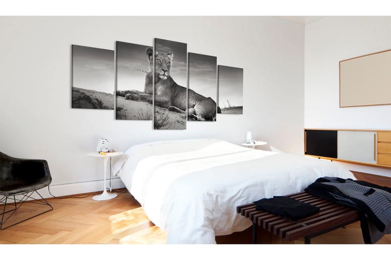 Tavla Lioness In A Desert 200x100 - Artgeist sp. z o. o. - Inredning & dekor - Tavlor & konst - Canvastavla