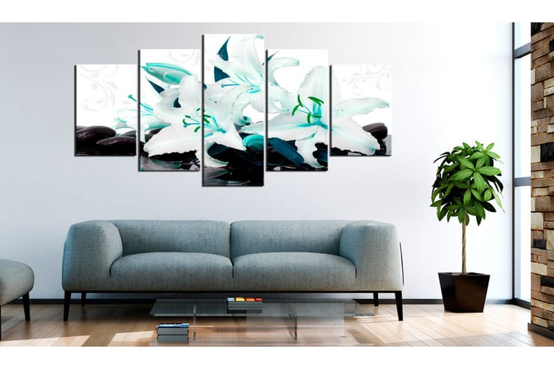 Tavla Turquoise Lilies And Stones 100X50 Vit|Blå - Artgeist sp. z o. o. - Inredning & dekor - Tavlor & konst - Canvastavla