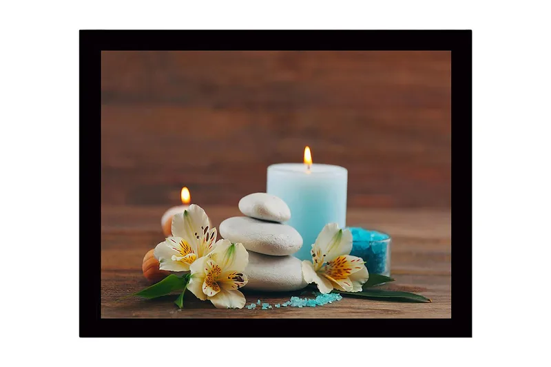 Inramad Canvastavla i trä - 41x56 cm - Avkopplande stillhet med stenar, blommor och ljus - Ljusblå / Vit / Grön - Inredning & dekor - Tavlor & konst