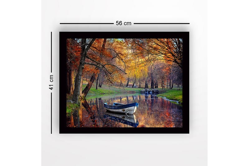 Inramad Canvastavla i trä - 41x56 cm - Båt som flyter stilla i en spegelblanka sjö omgiven av höstfärgade träd - Orange / Grön / Blå - Inredning & dekor - Tavlor & konst