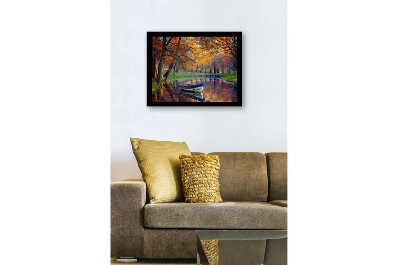 Inramad Canvastavla i trä - 41x56 cm - Båt som flyter stilla i en spegelblanka sjö omgiven av höstfärgade träd - Orange / Grön / Blå - Inredning & dekor - Tavlor & konst