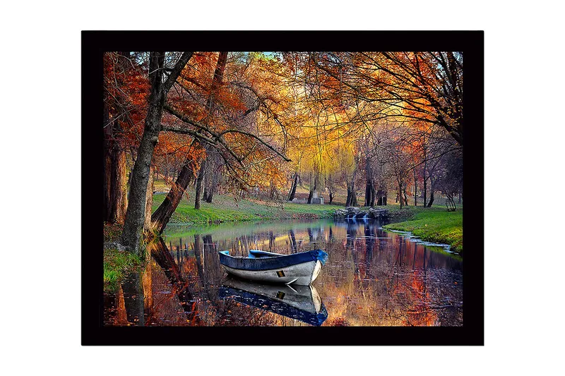 Inramad Canvastavla i trä - 41x56 cm - Båt som flyter stilla i en spegelblanka sjö omgiven av höstfärgade träd, Orange / Grön / Blå