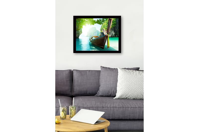 Inramad Canvastavla i trä - 41x56 cm - Båt som ligger stilla i en klar, turkos lagun omgiven av gröna klippor - Turkos / Grön / Brun - Inredning & dekor - Tavlor & konst