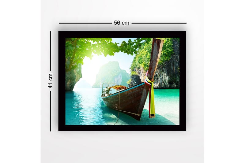 Inramad Canvastavla i trä - 41x56 cm - Båt som ligger stilla i en klar, turkos lagun omgiven av gröna klippor - Turkos / Grön / Brun - Inredning & dekor - Tavlor & konst