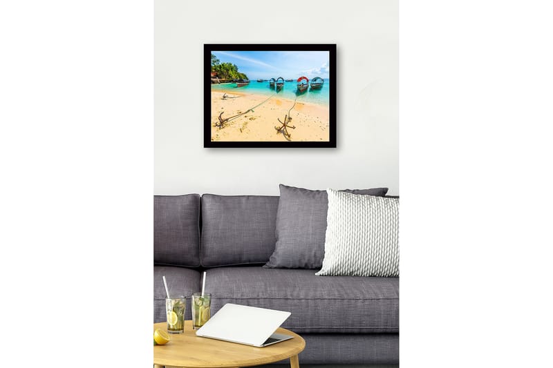 Inramad Canvastavla i trä - 41x56 cm - Båtar förankrade vid en solig strand med klart turkost vatten - Turkos / Beige / Grön - Inredning & dekor - Tavlor & konst