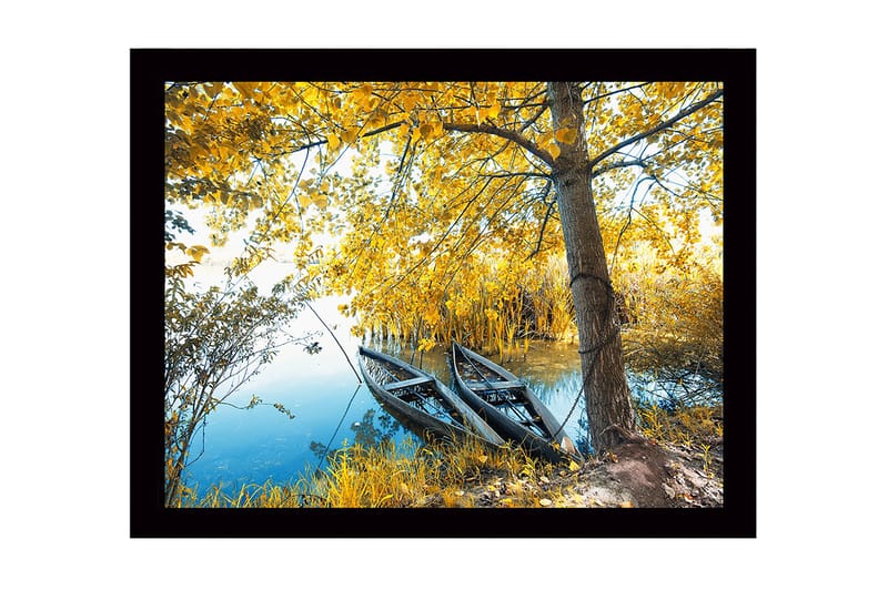 Inramad Canvastavla i trä - 41x56 cm - Båtar vid en spegelblanka sjö omgiven av gyllene höstlöv - Guld / Grön / Blå - Inredning & dekor - Tavlor & konst