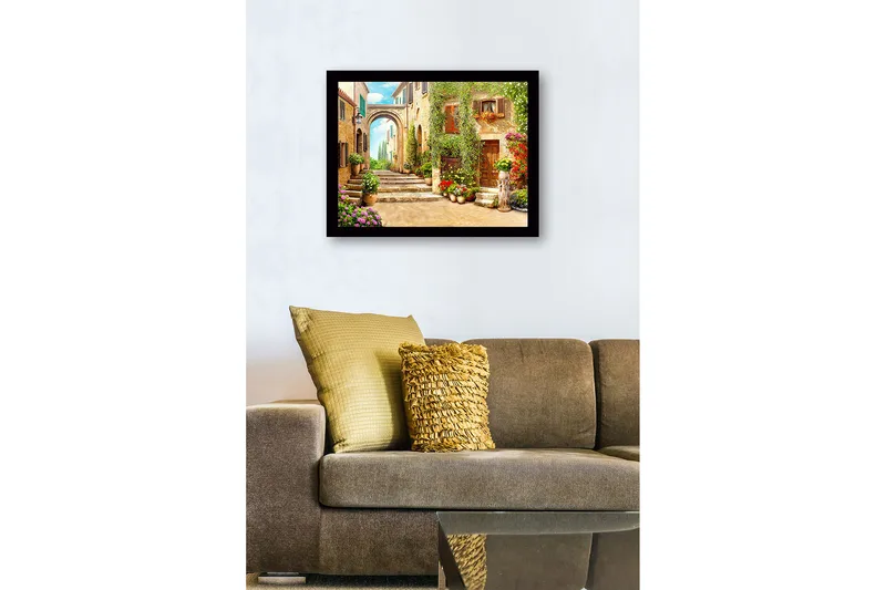 Inramad Canvastavla i trä - 41x56 cm - Charmig gränd med blomsterprydda hus och en båge i bakgrunden - Grön / Gul / Rosa - Inredning & dekor - Tavlor & konst