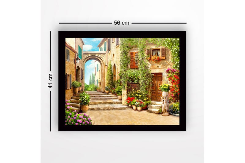 Inramad Canvastavla i trä - 41x56 cm - Charmig gränd med blomsterprydda hus och en båge i bakgrunden - Grön / Gul / Rosa - Inredning & dekor - Tavlor & konst