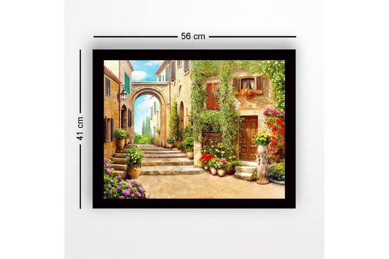 Inramad Canvastavla i trä - 41x56 cm - Charmig gränd med blomsterprydda hus och en båge i bakgrunden - Grön / Gul / Rosa - Inredning & dekor - Tavlor & konst
