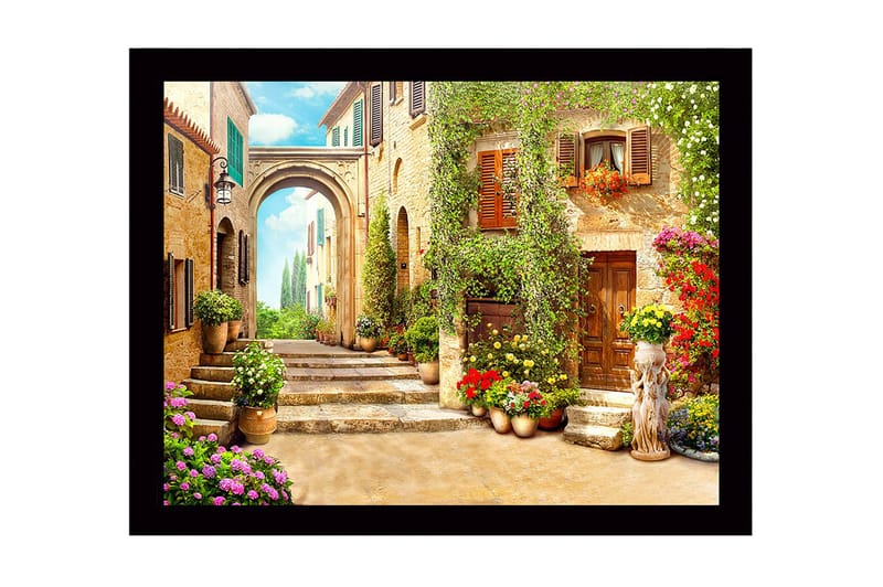 Inramad Canvastavla i trä - 41x56 cm - Charmig gränd med blomsterprydda hus och en båge i bakgrunden - Grön / Gul / Rosa - Inredning & dekor - Tavlor & konst