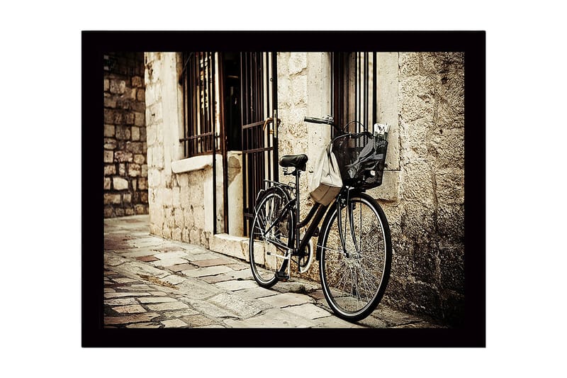 Inramad Canvastavla i trä - 41x56 cm - Cykel lutad mot en gammal stenvägg - Svart / Beige / Grå - Inredning & dekor - Tavlor & konst