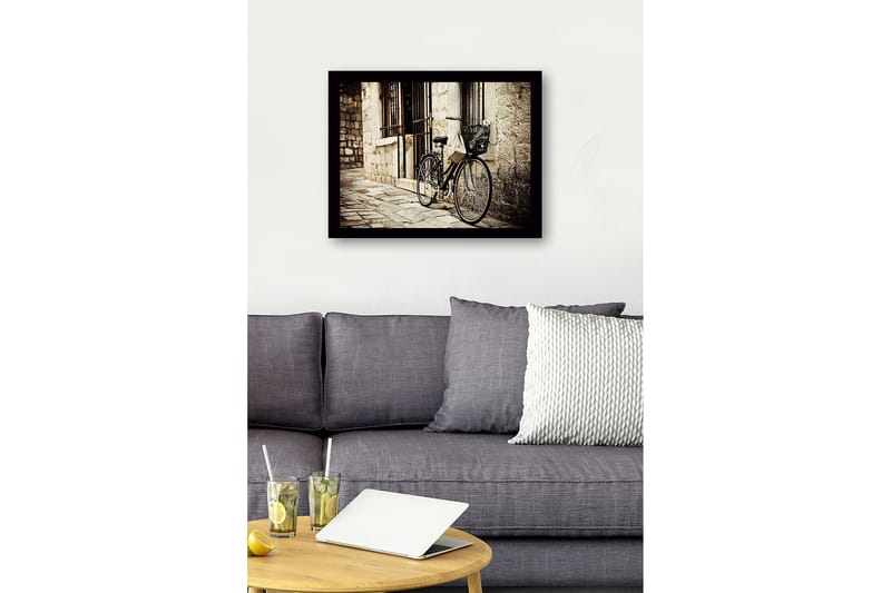 Inramad Canvastavla i trä - 41x56 cm - Cykel lutad mot en gammal stenvägg - Svart / Beige / Grå - Inredning & dekor - Tavlor & konst