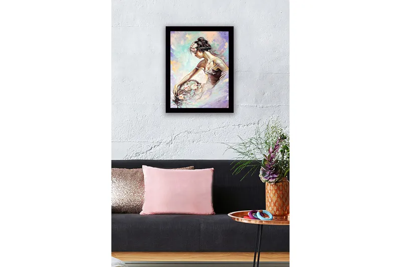 Inramad Canvastavla i trä - 41x56 cm - Elegant kvinna i en romantisk pose med blommor - Ljusrosa / Ljusblå / Lavendel - Inredning & dekor - Tavlor & konst