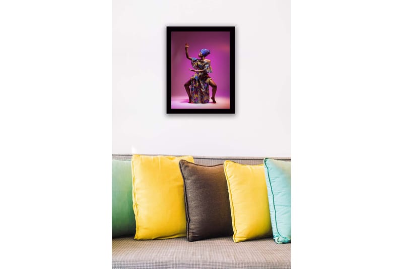 Inramad Canvastavla i trä - 41x56 cm - Elegant kvinna i färgglad traditionell klädsel med en kraftfull pose - Lila / Blå / Guld - Inredning & dekor - Tavlor & konst