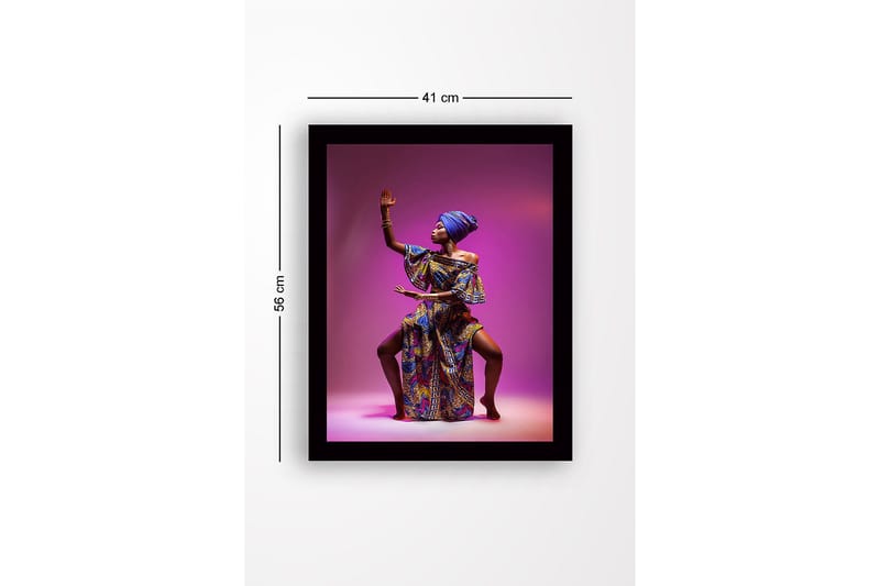 Inramad Canvastavla i trä - 41x56 cm - Elegant kvinna i färgglad traditionell klädsel med en kraftfull pose - Lila / Blå / Guld - Inredning & dekor - Tavlor & konst