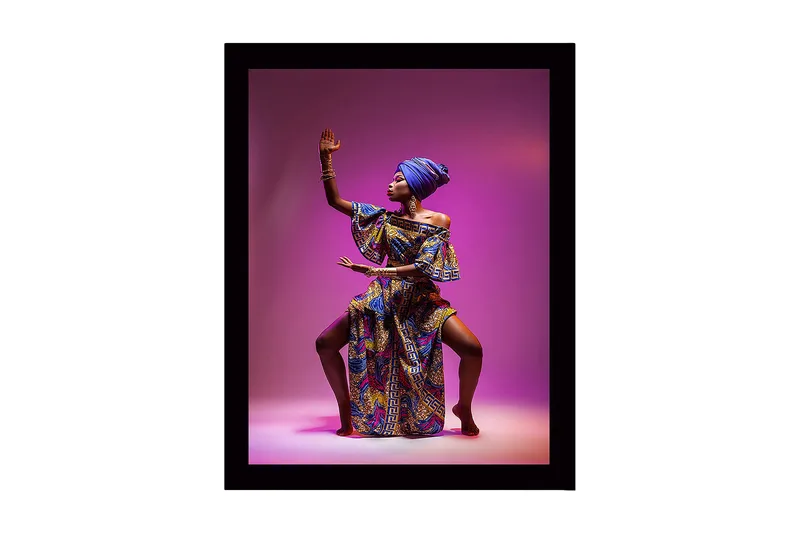 Inramad Canvastavla i trä - 41x56 cm - Elegant kvinna i färgglad traditionell klädsel med en kraftfull pose - Lila / Blå / Guld - Inredning & dekor - Tavlor & konst