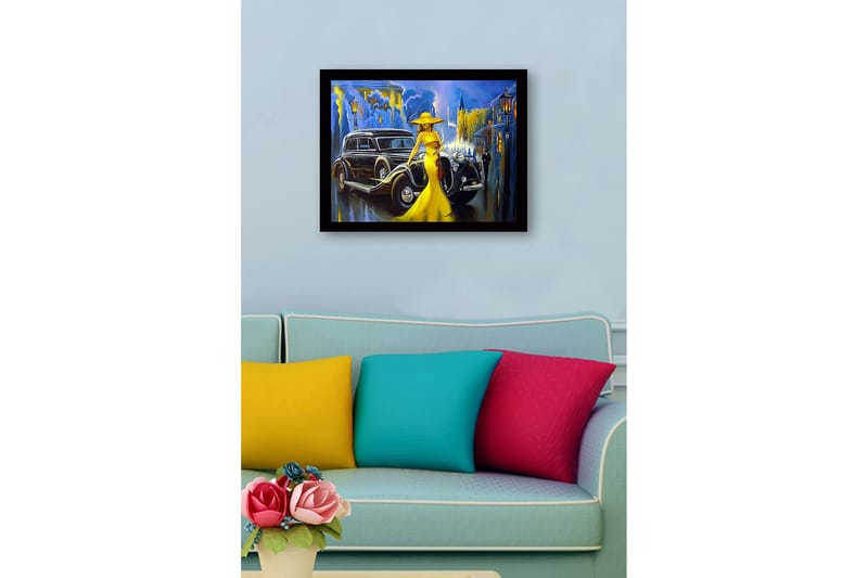 Inramad Canvastavla i trä - 41x56 cm - Elegant kvinna i gul klänning med fiol framför en klassisk bil i en stadsmiljö - Gul / Svart / Blå - Inredning & dekor - Tavlor & konst