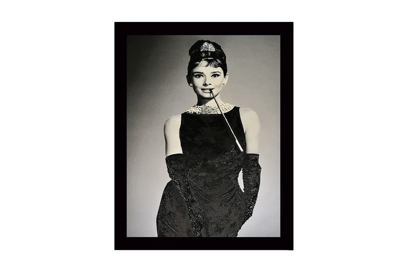 Inramad Canvastavla i trä - 41x56 cm - Elegant kvinna i svart klänning med pärlhalsband och handskar, Svart / Vit / Grå