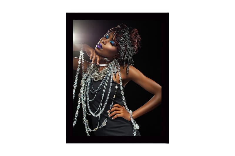 Inramad Canvastavla i trä - 41x56 cm - Elegant kvinna med glittrande smycken och dramatisk makeup - Svart / Silver / Lila - Inredning & dekor - Tavlor & konst