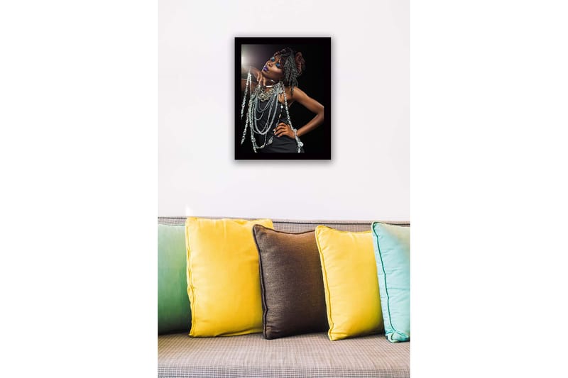 Inramad Canvastavla i trä - 41x56 cm - Elegant kvinna med glittrande smycken och dramatisk makeup - Svart / Silver / Lila - Inredning & dekor - Tavlor & konst