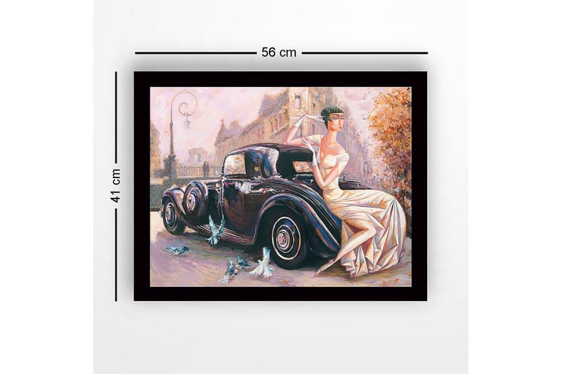 Inramad Canvastavla i trä - 41x56 cm - Eleganta kvinna i vit klänning sittande på en klassisk bil - Svart / Beige / Ljusrosa - Inredning & dekor - Tavlor & konst