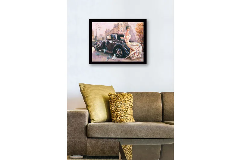 Inramad Canvastavla i trä - 41x56 cm - Eleganta kvinna i vit klänning sittande på en klassisk bil - Svart / Beige / Ljusrosa - Inredning & dekor - Tavlor & konst