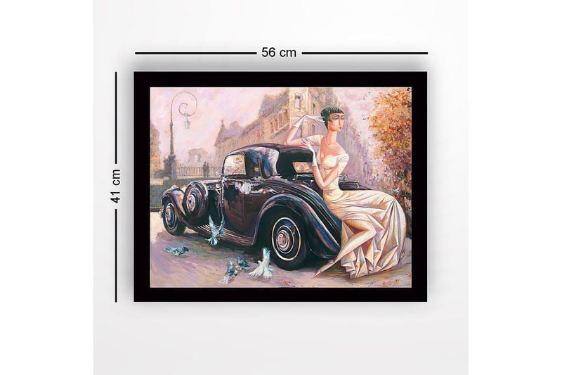 Inramad Canvastavla i trä - 41x56 cm - Eleganta kvinna i vit klänning sittande på en klassisk bil - Svart / Beige / Ljusrosa - Inredning & dekor - Tavlor & konst