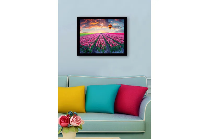 Inramad Canvastavla i trä - 41x56 cm - Fält av färgglada tulpaner under en ballong i solnedgången - Rosa / Grön / Orange - Inredning & dekor - Tavlor & konst