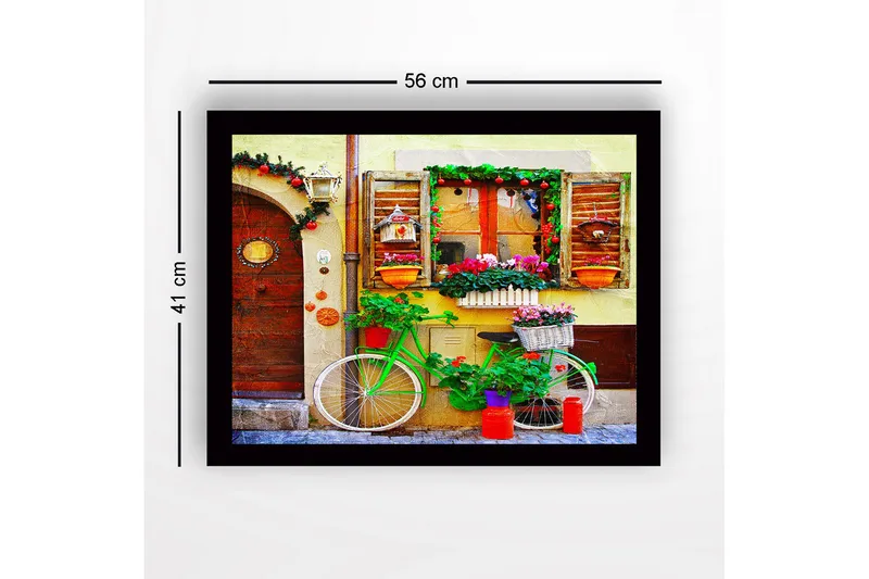 Inramad Canvastavla i trä - 41x56 cm - Färgglad cykel med blommor och dekorationer vid en charmig dörr - Grön / Röd / Rosa - Inredning & dekor - Tavlor & konst