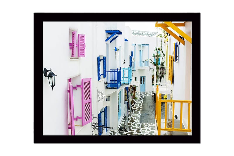 Inramad Canvastavla i trä - 41x56 cm - Färgglad gata med vita hus och färgglada fönsterluckor - Rosa / Blå / Gul - Inredning & dekor - Tavlor & konst