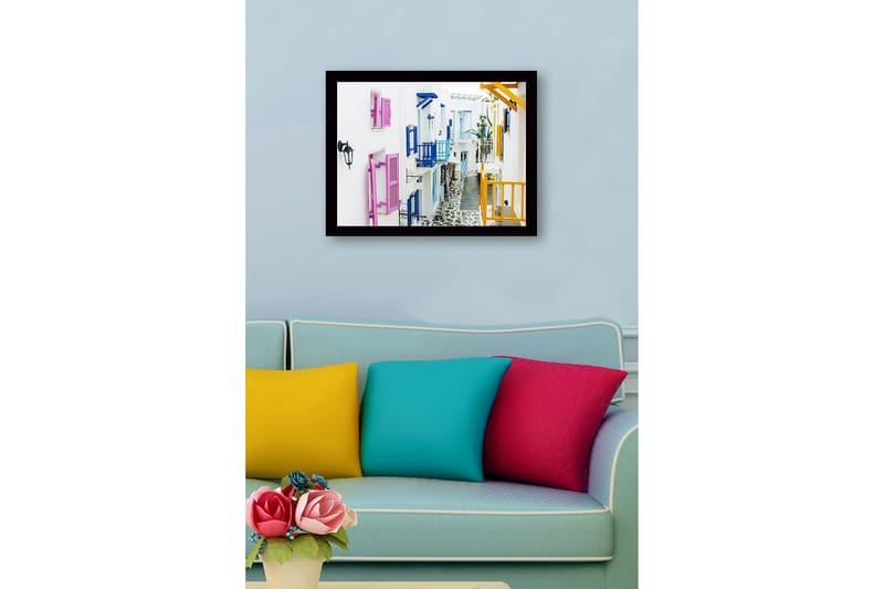 Inramad Canvastavla i trä - 41x56 cm - Färgglad gata med vita hus och färgglada fönsterluckor - Rosa / Blå / Gul - Inredning & dekor - Tavlor & konst