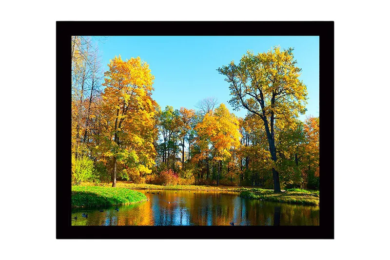 Inramad Canvastavla i trä - 41x56 cm - Färgglad höstskog vid en spegelblanka sjö, Guldorange / Grön / Blå