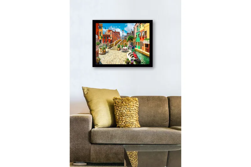 Inramad Canvastavla i trä - 41x56 cm - Färgglad kanal med pittoreska hus och blomsterarrangemang - Röd / Grön / Blå - Inredning & dekor - Tavlor & konst