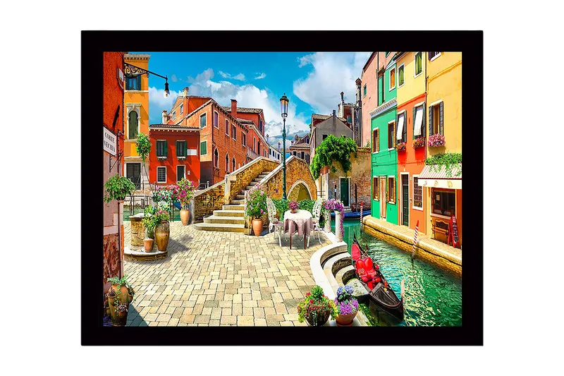 Inramad Canvastavla i trä - 41x56 cm - Färgglad kanal med pittoreska hus och blomsterarrangemang, Röd / Grön / Blå
