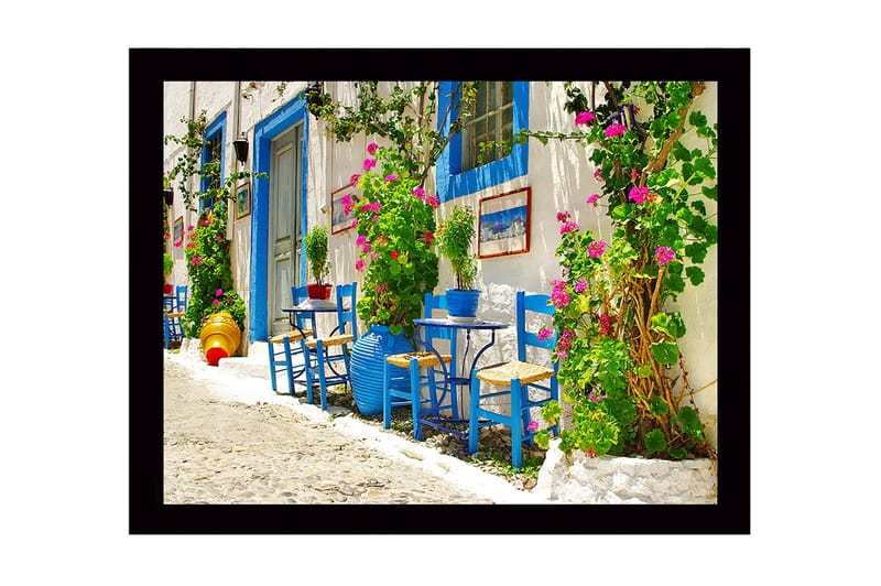 Inramad Canvastavla i trä - 41x56 cm - Färgglad uteservering med blå stolar och blommande växter, Blå / Grön / Rosa