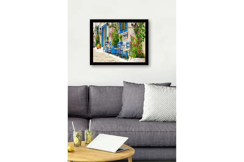 Inramad Canvastavla i trä - 41x56 cm - Färgglad uteservering med blå stolar och blommande växter - Blå / Grön / Rosa - Inredning & dekor - Tavlor & konst