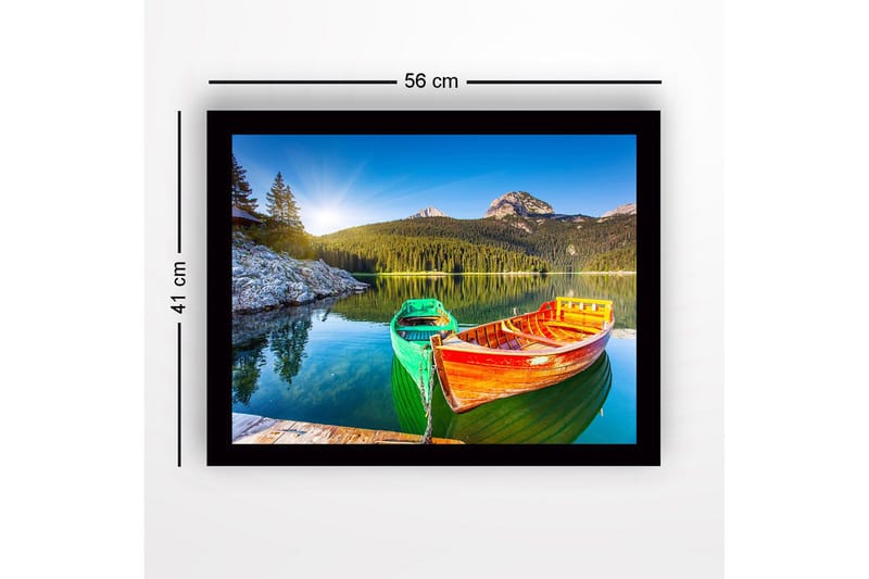 Inramad Canvastavla i trä - 41x56 cm - Färgglada båtar vid en spegelblanka sjö med omgivande berg och skog - Grön / Orange / Blå - Inredning & dekor - Tavlor & konst